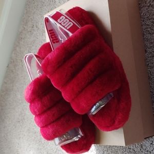 Brand new with box UGG Fluff yeah slide. Kids size 5 which is a womens size 7.